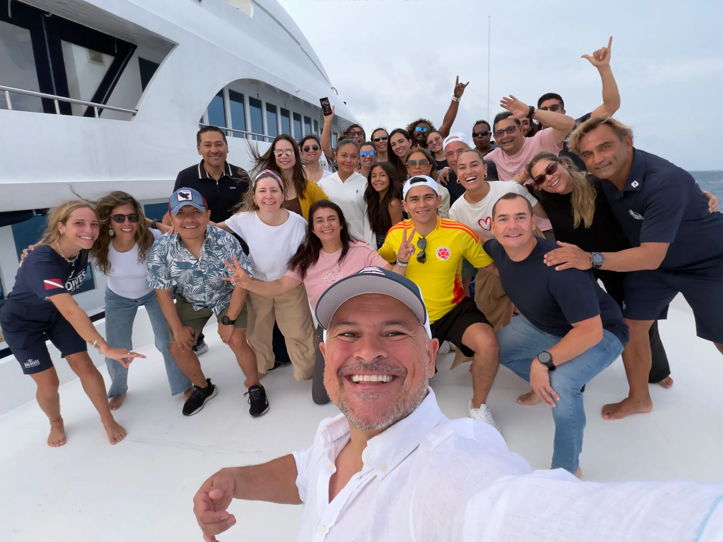 Selfie de grupo en la cubierta de un barco de expedición: Nico al frente y el grupo celebrando detrás