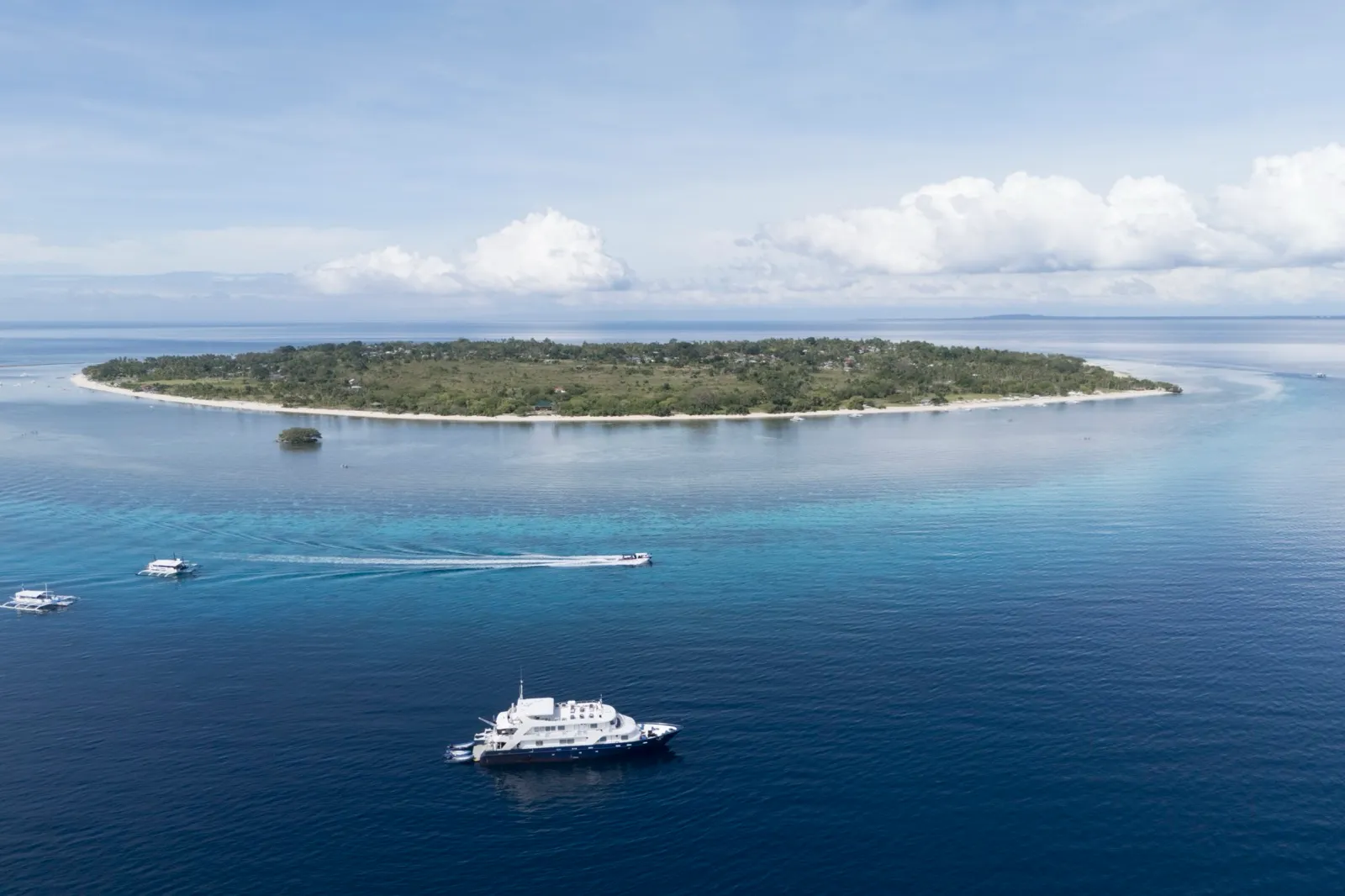 El Atlantis Infiniti fondeado en las Visayas