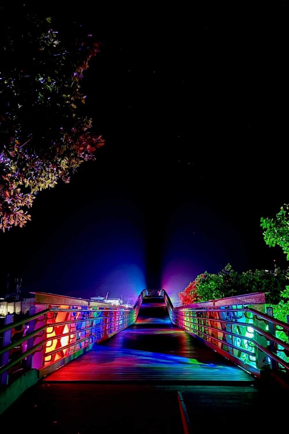 El Puente de los Enamorados iluminado de colores, de noche, en Providencia