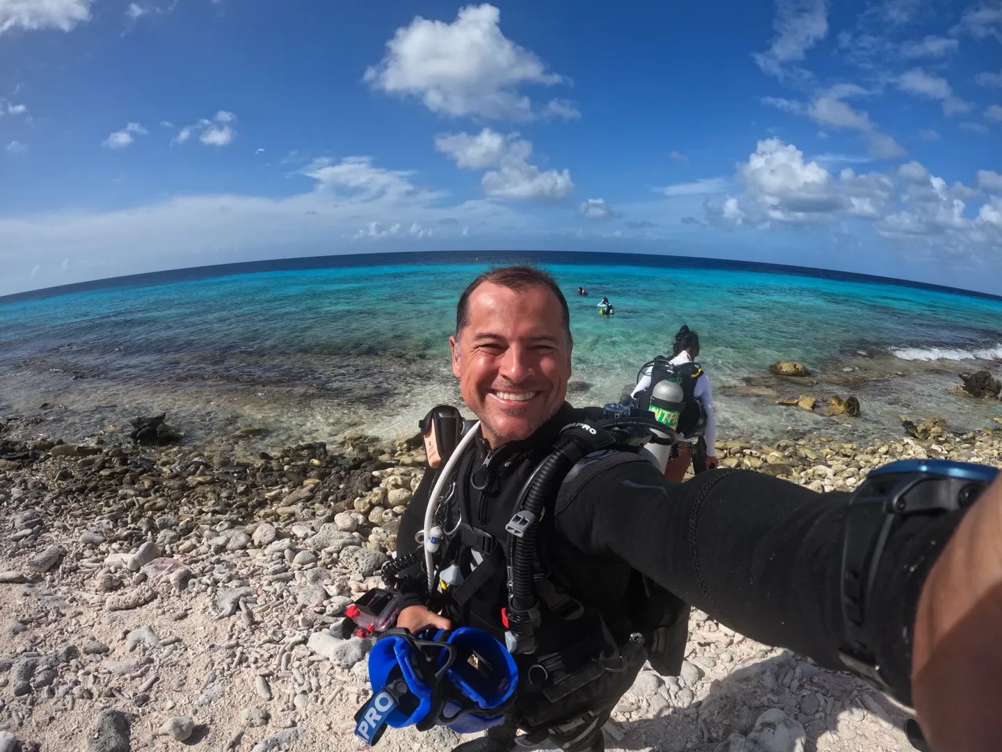 Nico con su equipo de buceo completo en la orilla, con el computador en la muñeca