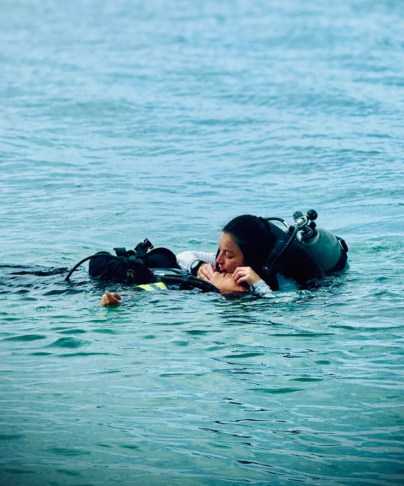 Una alumna practica la respiración de rescate remolcando a un buzo en el mar