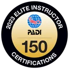 Sello PADI Elite Instructor 2023, 150 certificaciones