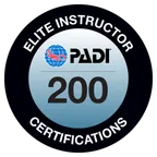 Sello PADI Elite Instructor 2025, 200 certificaciones