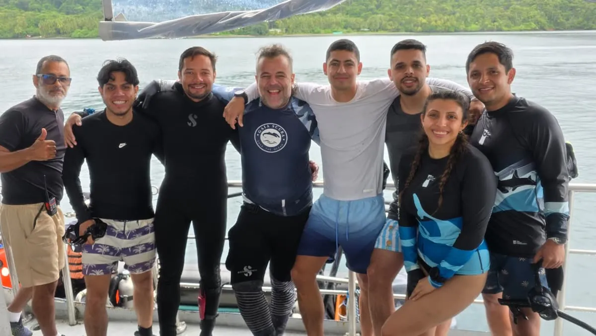 El grupo de Gorgona en la cubierta del barco con la isla de fondo