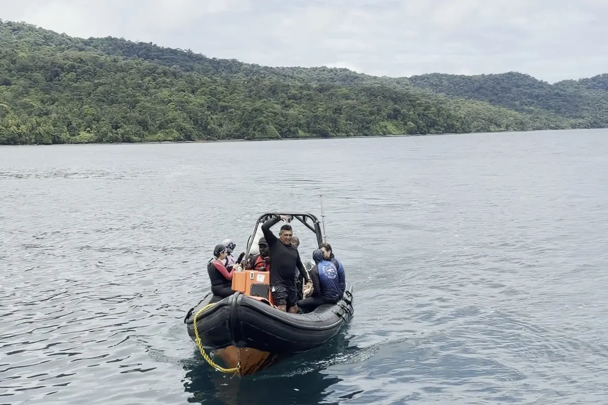 Lancha con buzos llegando frente a la isla de Gorgona